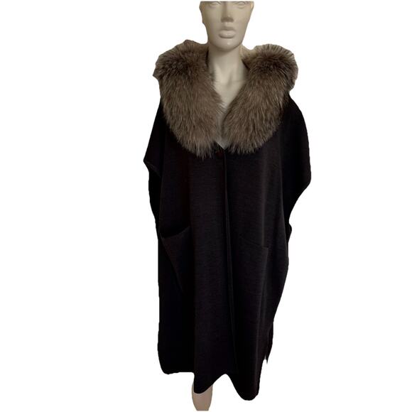 St. John poncho cape with fur collar size Medium NWT - Picture 10 of 16